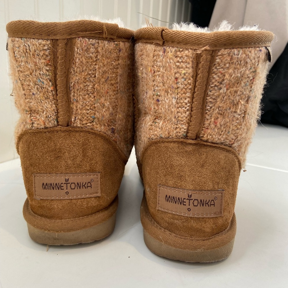 Minnetonka faux fur boots size 8